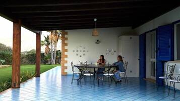 Comfort Villa, Garden View | Outdoor dining