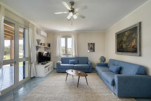 Comfort Villa, Garden View | Living area | 40-inch flat-screen TV with digital channels - Villa Ficurinia (Favignana)