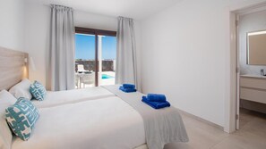 Une chambre d’hôtel avec un lit, une salle de bain et vue sur la mer.