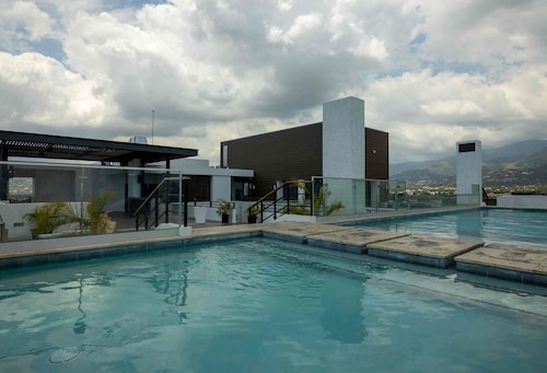 VIA Braemar Suites - with roof-top pool