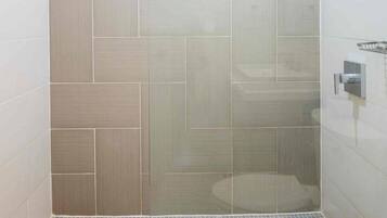 Appartement, patio | Salle de bain