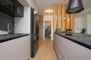 Eine moderne Küche mit Einbaukühlschrank, Spüle und Herd.