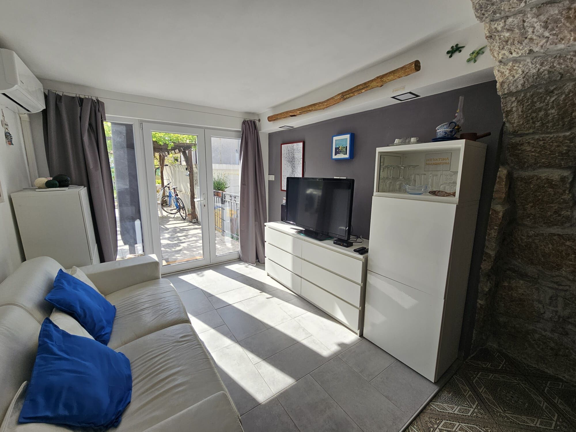 Apartment (A1) | Living room | Smart TV
