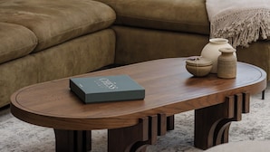 A living room with a brown sofa, a round coffee table, and a bonsai tree. - Apartment Azure Pine (Okrug)