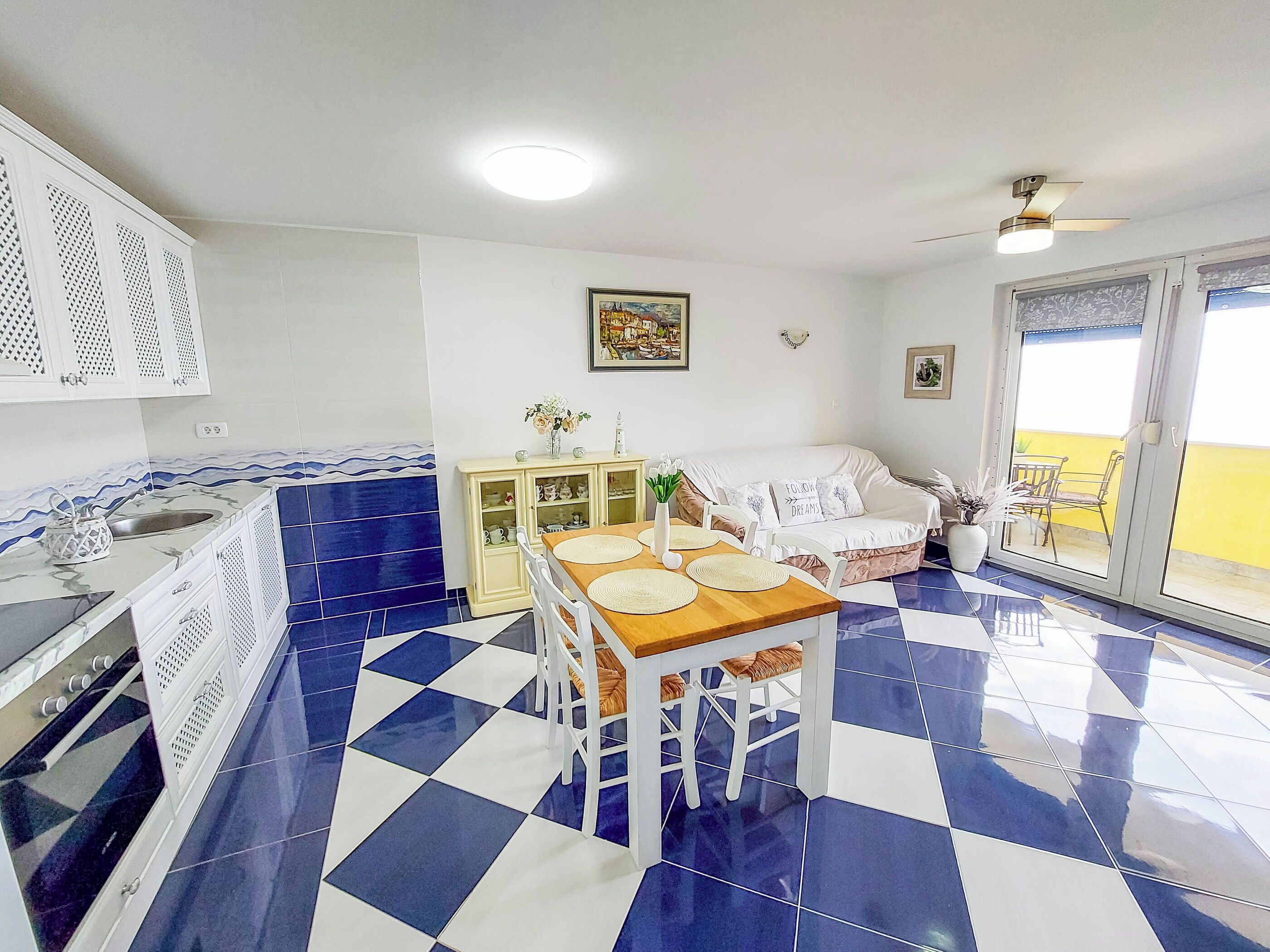 Apartment (A1) | Living room | Smart TV