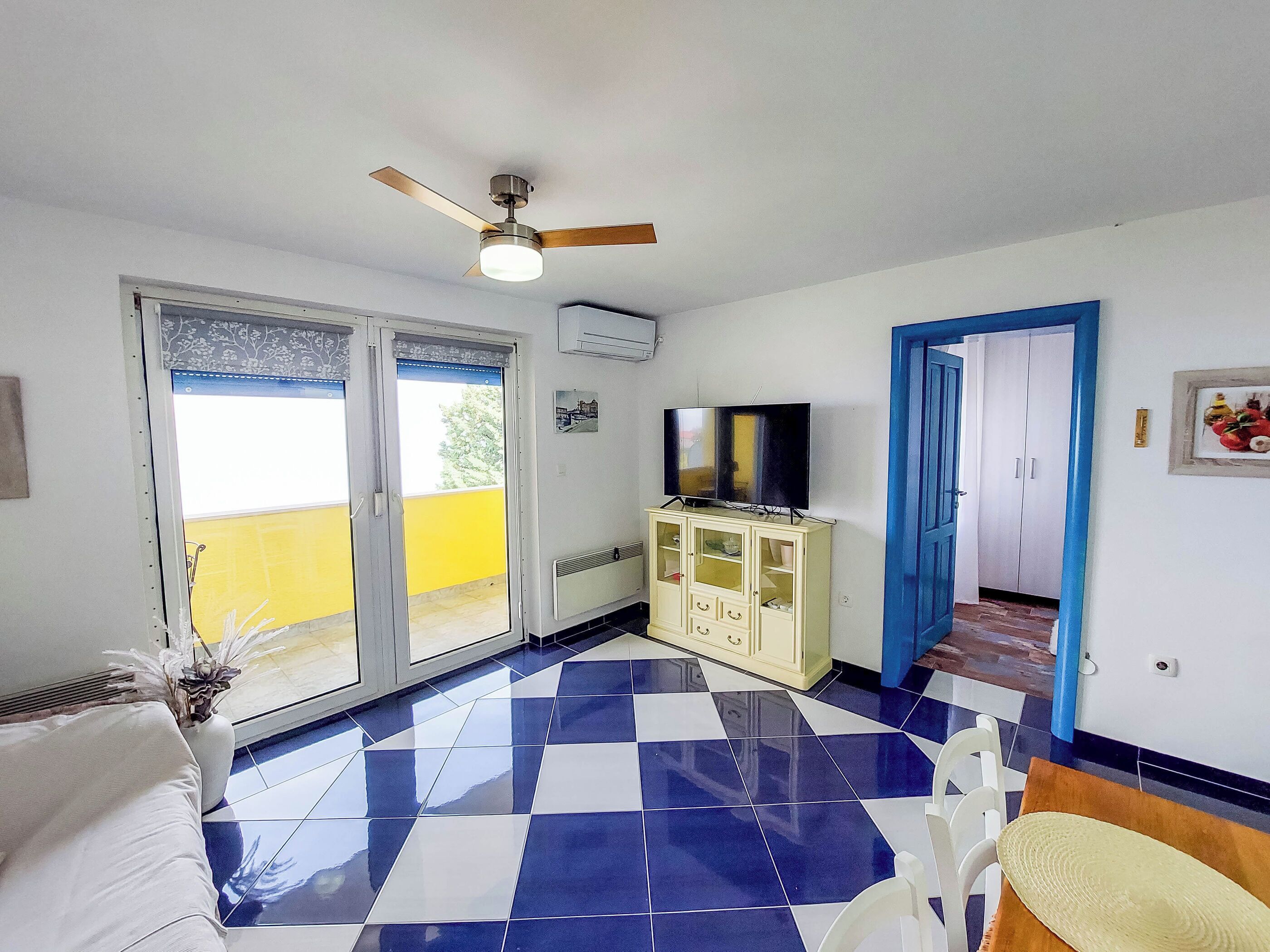 Apartemen (A1) | Ruang keluarga | Smart TV