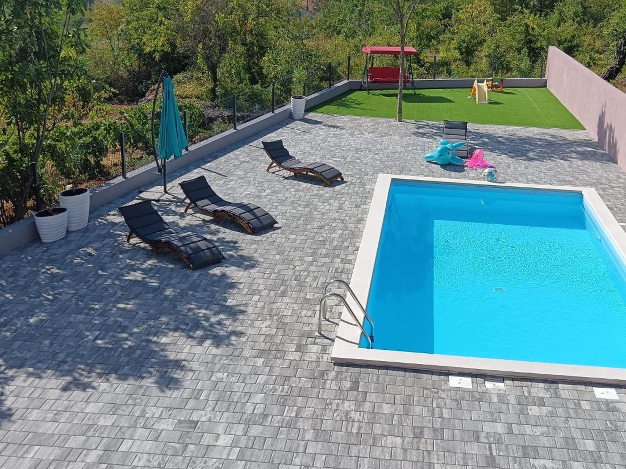 Una piscina al aire libre, una piscina climatizada, sombrillas, tumbonas