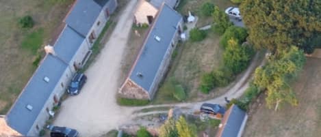 Vista aérea de una zona residencial que muestra dos casas unifamiliares, un camino de entrada y una calle.