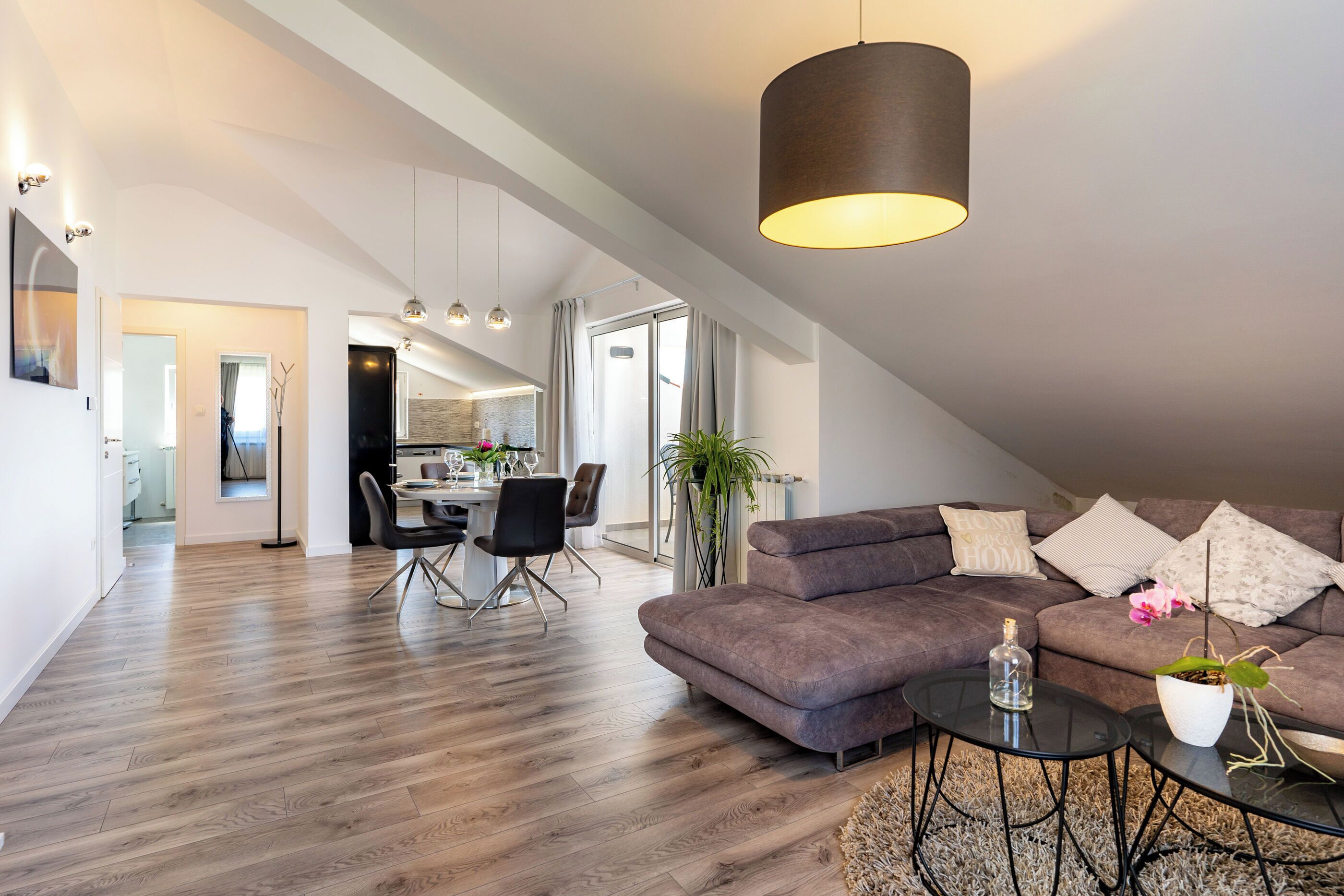 Ein modernes Wohnzimmer mit einer Couch, einem Couchtisch und einem Essbereich.
