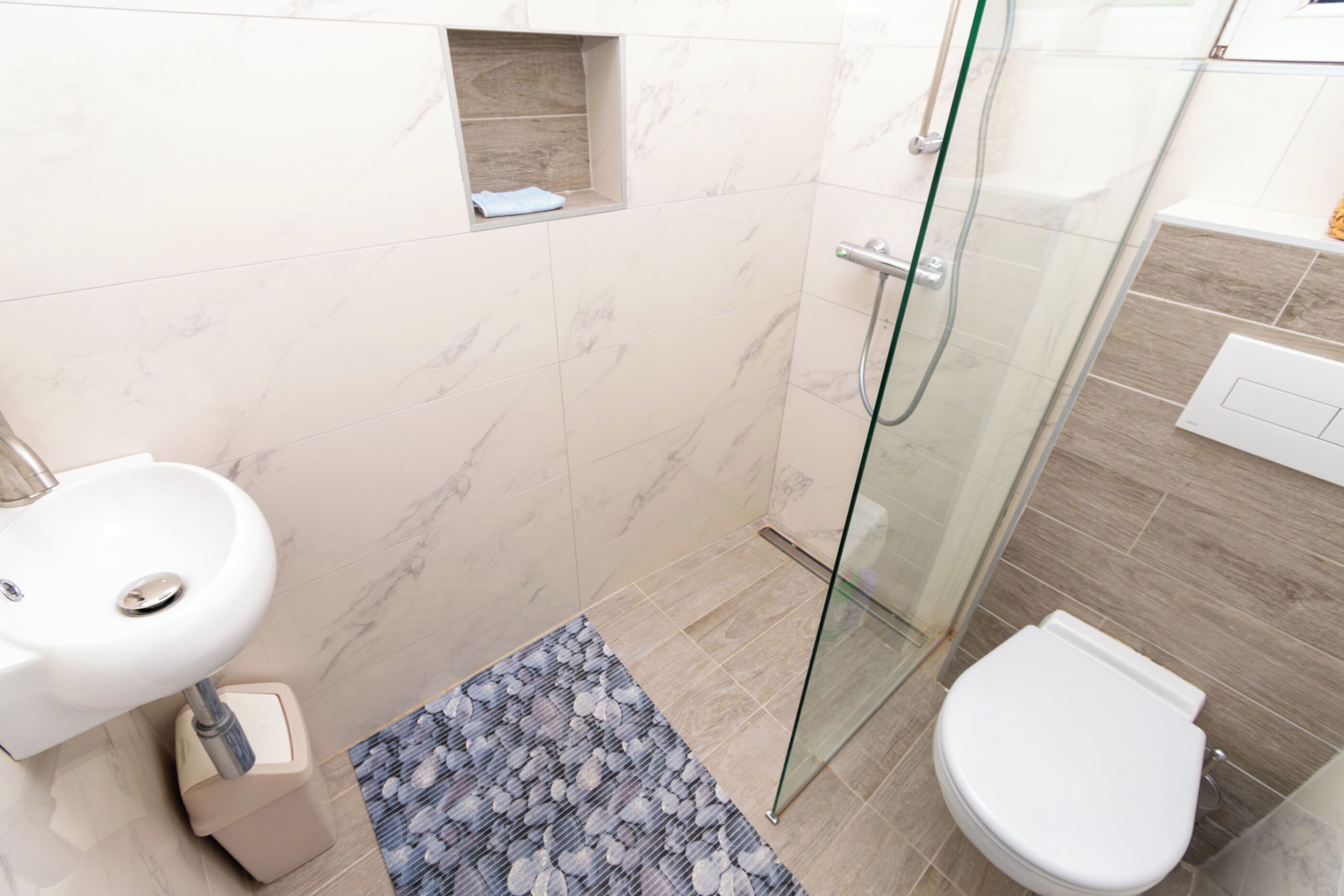 Appartement (A6) | Badkamer | Een douche, handdoeken, shampoo, toiletpapier