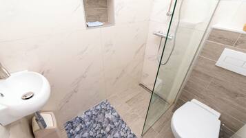 Appartement (A6) | Badkamer | Een douche, handdoeken, shampoo, toiletpapier