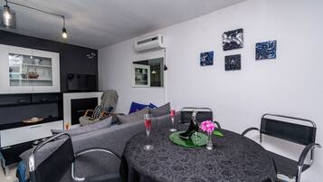 Apartment (A6) | Dining