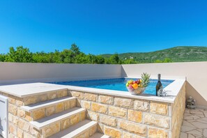 Ein Swimmingpool mit Steinstufen und einer Obstschale.