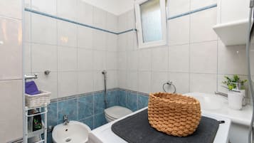Apartment (A1) | Bathroom | Shower, bidet, towels, toilet paper