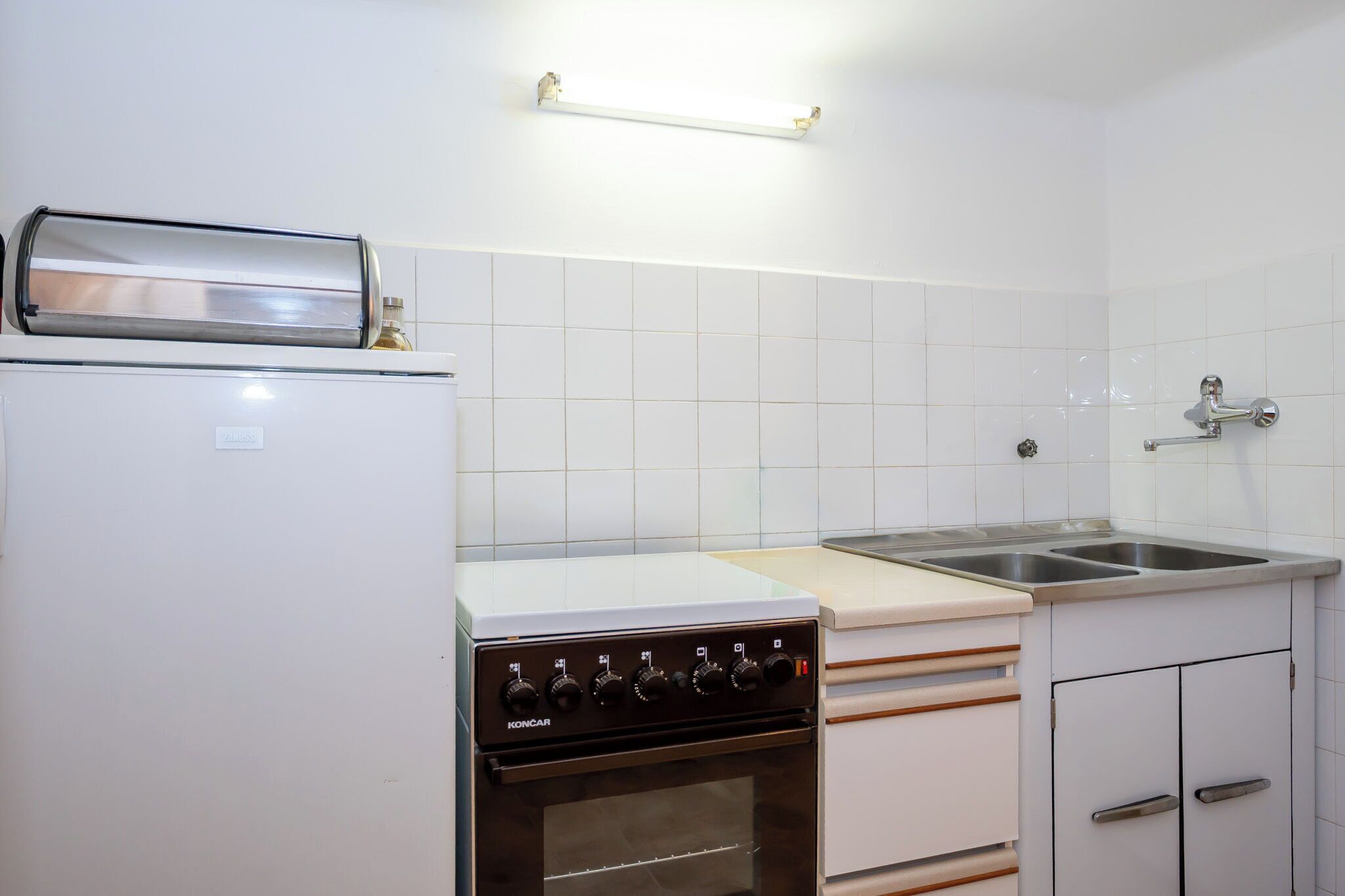 Appartement (A1) | Privékeuken | Een espressoapparaat, een koelkast, een oven, een kookplaat