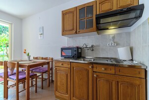 Cafetera expreso, refrigerador, placa de cocina, tetera/pava eléctrica