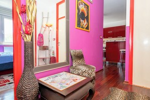 A vibrant room with a pink wall, a leopard print chair, a woven vase, and a framed picture. - Apartment Near City Center (Split)