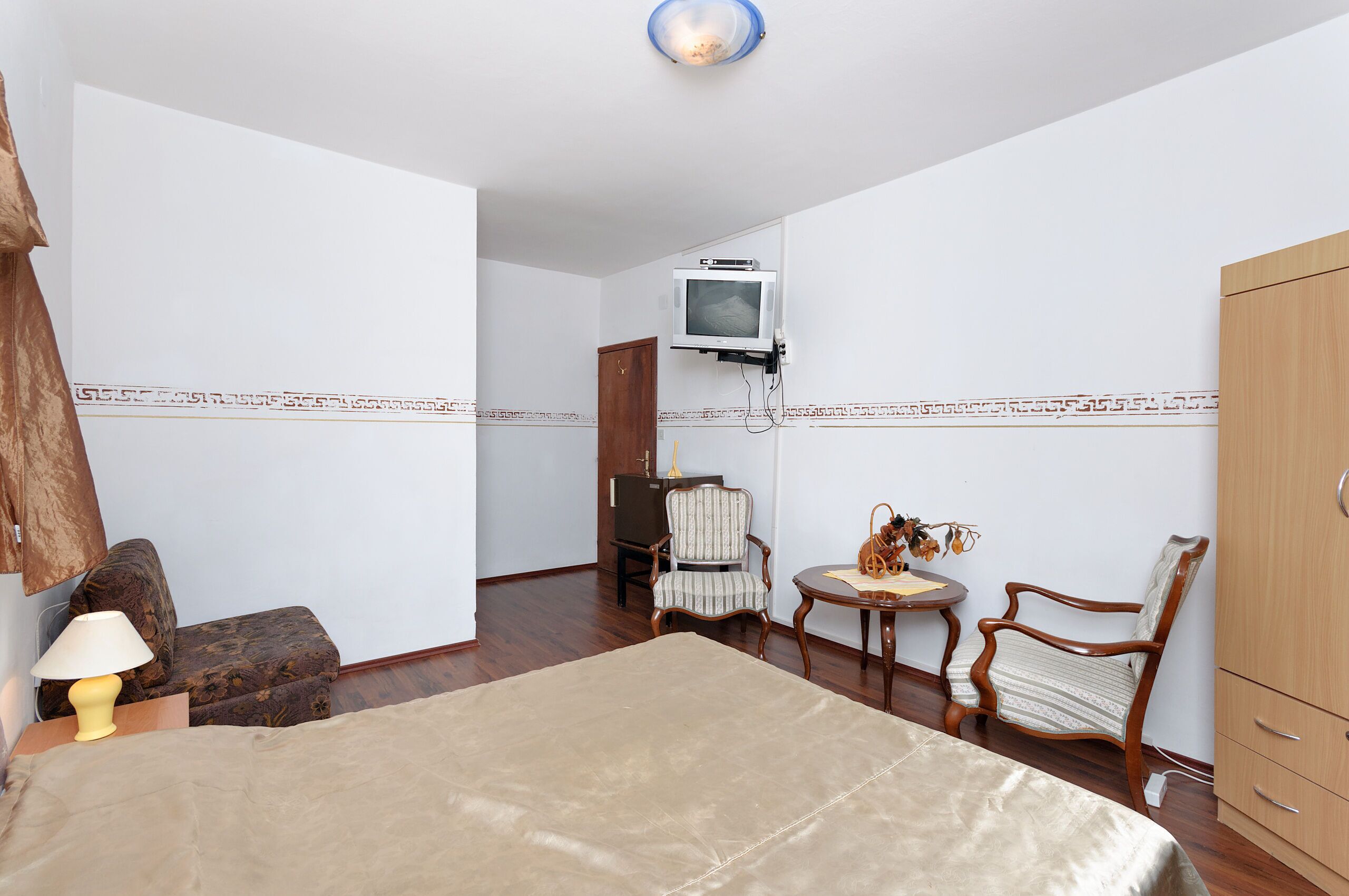 Room (S1) | WiFi (free)