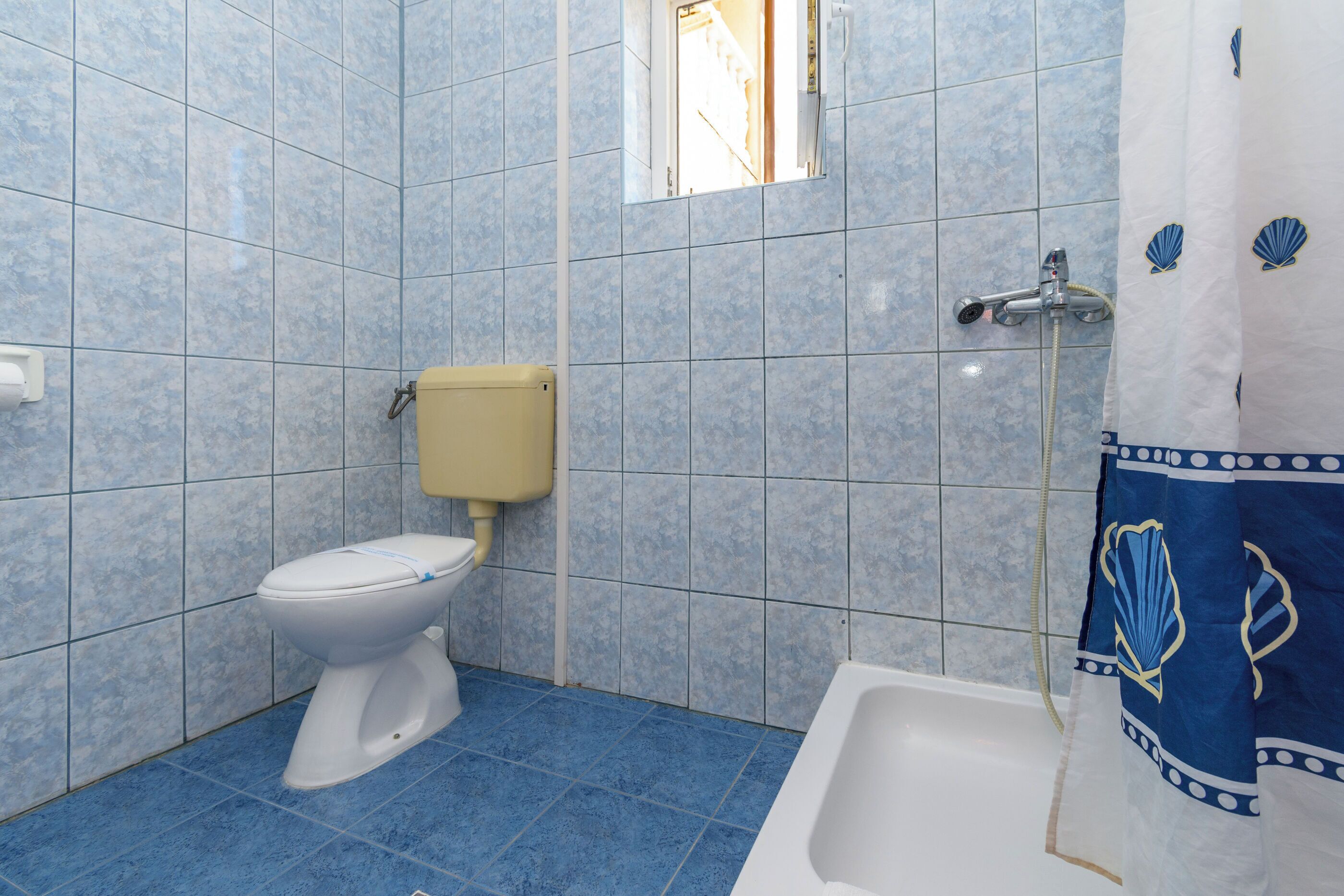 Zimmer (S3) | Badezimmer | Dusche, Handtücher, Toilettenpapier