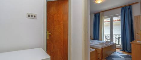 Room (S1) | Interior