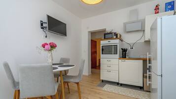 Lägenhet (A2) | Eget kök | Espressobryggare, kylskåp, mikrovågsugn och ugn
