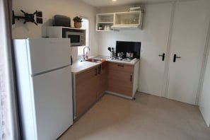 Een koffiezetapparaat/waterkoker, een koelkast, een magnetron