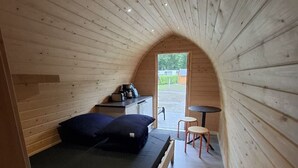 Una stanza piccola e accogliente con un letto singolo, un tavolino e una sedia.