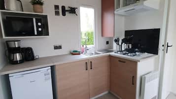 Coffee/tea maker, fridge, microwave, stovetop