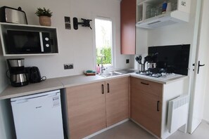 Coffee/tea maker, fridge, microwave, stovetop
