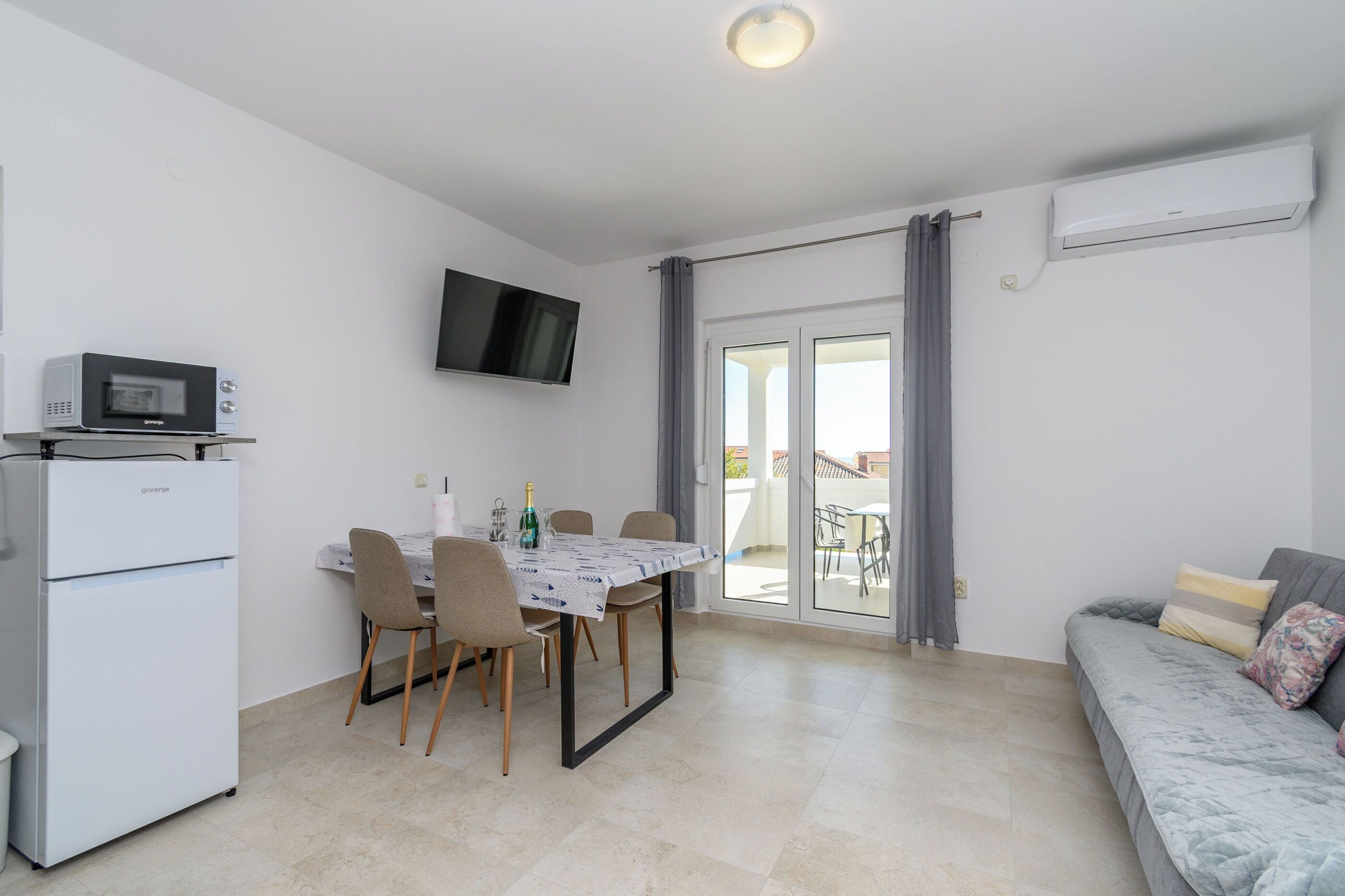 Apartment (A2) | Dining