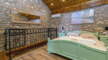 House | In-room safe, iron/ironing board, free WiFi