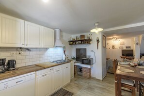 House | Private kitchen | Espresso maker, fridge, microwave, oven - House Vila Ana (Lopar)