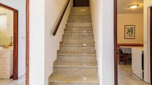 Eine Treppe mit Holzwertlauf, die zu einer Tür führt.