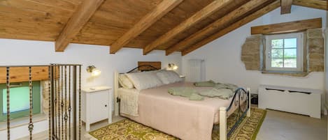 House | Laptop workspace, iron/ironing board, free WiFi