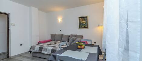 Ein Schlafzimmer mit einem Bett, einem Tisch und einem Stuhl.