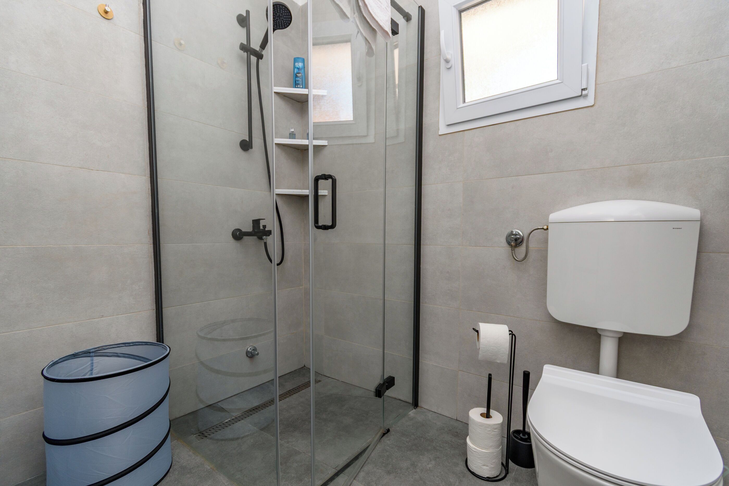 Departamento (A1) | Baño | Regadera, toallas, papel de baño 