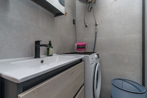 Ducha, toallas, papel higiénico