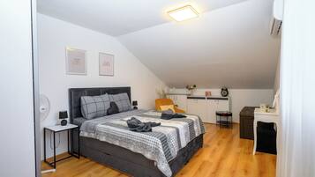 Apartment (A1) | In-room safe, iron/ironing board, WiFi (free)