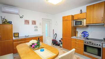 Apartment (A1) | Eigene Küche | Espressomaschine, Wasserkocher mit Kaffee-/Teezubehör, Kühlschrank