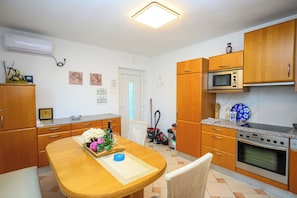 Appartement (A1) | Cuisine privée | Machine à expresso, cafetière/bouilloire, réfrigérateur, micro-ondes