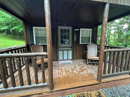 Gravity Hill Getaway: Cozy Woodland Cabin near Bedford