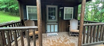 Gravity Hill Getaway: Cozy Woodland Cabin near Bedford