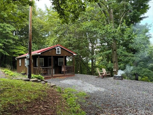 Gravity Hill Getaway: Cozy Woodland Cabin near Bedford