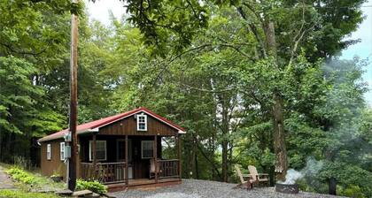 Gravity Hill Getaway: Cozy Woodland Cabin near Bedford