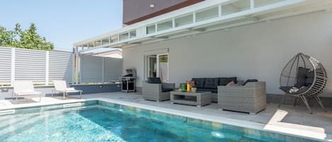 Piscine extérieure, chaises longues