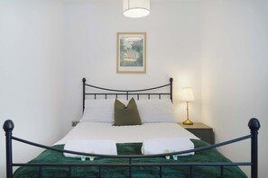 2 quartos, ferros/tábuas de passar roupa, Wi-Fi, roupa de cama