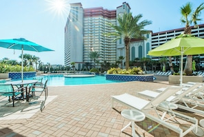 Gorgeous pool and landscaping - ☀️Close to Beach, Lake Views-Laketown Wharf 329☀️ (Panama City Beach)