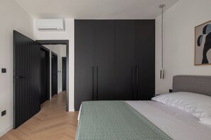 Une chambre à coucher avec un lit, une armoire et un couloir.
