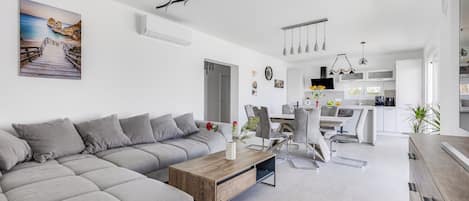 Villa | Living room | Smart TV