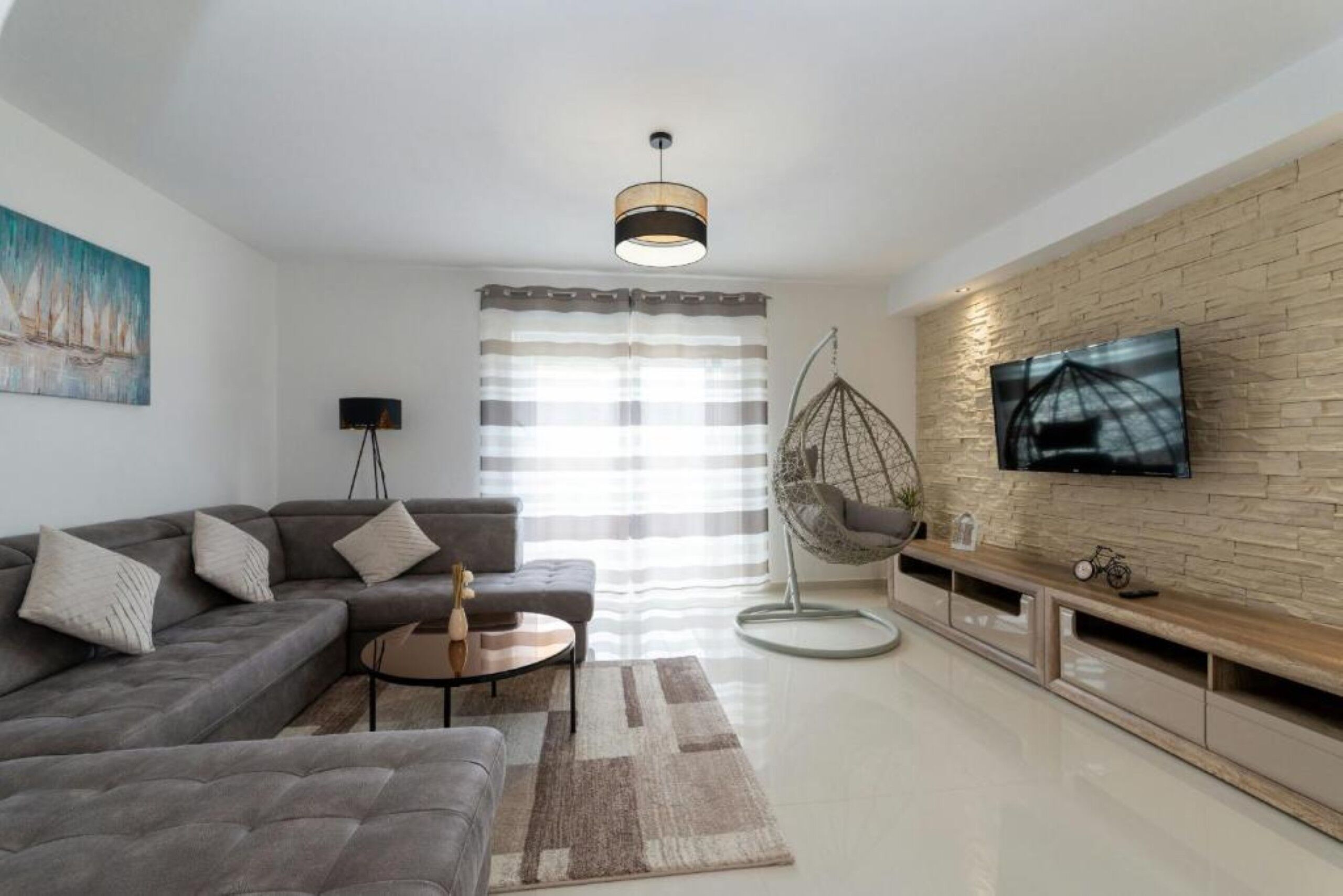 Villa | Woonkamer | Een smart-tv en Netflix
